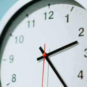 В Україні не будуть переводити годинник на літній час — закон