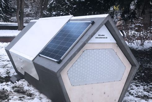На вулицях німецького міста Ульм встановили капсули з обігрівом для безхатченків