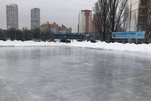 На Березняках з'явилася безкоштовна ковзанка під відкритим небом: відео