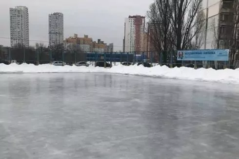 На Березняках з'явилася безкоштовна ковзанка під відкритим небом: відео