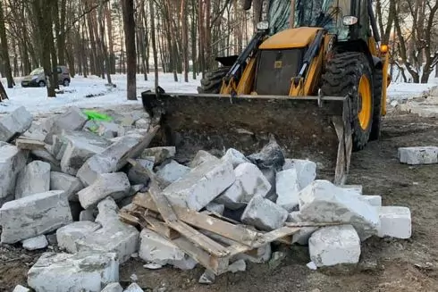 В парке Партизанской славы снесли здание ресторана, которое отстраивали после пожара