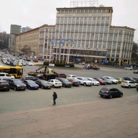 Перед будівлею Українського дому встановлюють антипаркувальні стовпчики: фото
