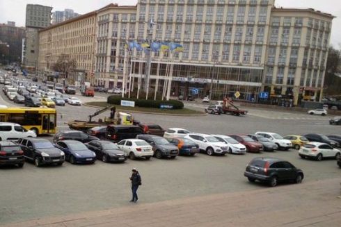 Перед зданием Украинского дома устанавливают антипарковочные столбики: фото