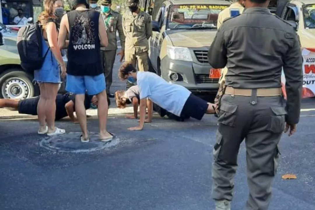 Туристов на Бали наказывают отжиманиями за отсутствие масок
