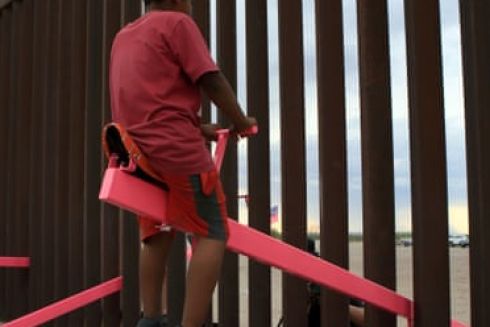 Качели на границе США и Мексики получили награду &laquo;Дизайн года&raquo;