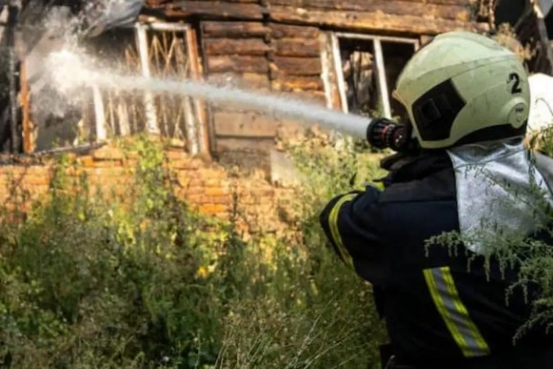 На Дмитрівській горіла дерев&rsquo;яна будівля XIX століття
