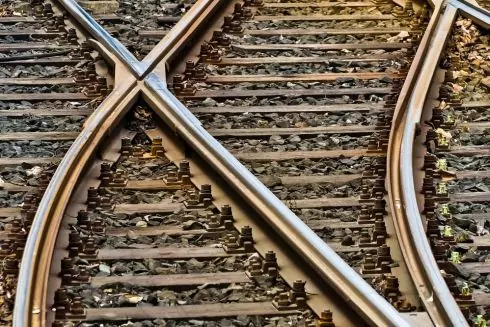 Біля Львівської площі знайшли історичну рейку, по якій їздив трамвай понад 100 років тому