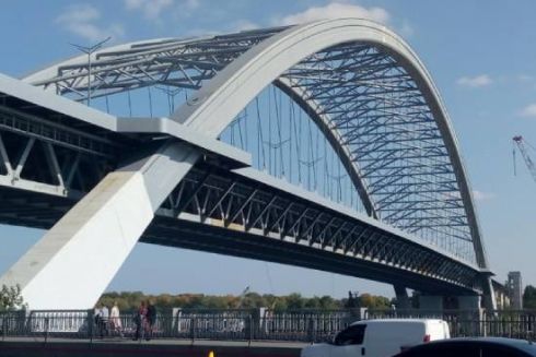 На будівництві Подільського мосту завищили витрати на оренду техніки на 24 млн грн