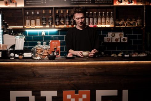 Біля ВДНГ відкрили кавʼярню Pixel із кавою, десертами й настолками