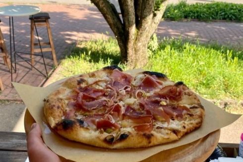 На ВДНГ відкрили сімейну піцерію-бар «Бабак» із неаполітанською піцою