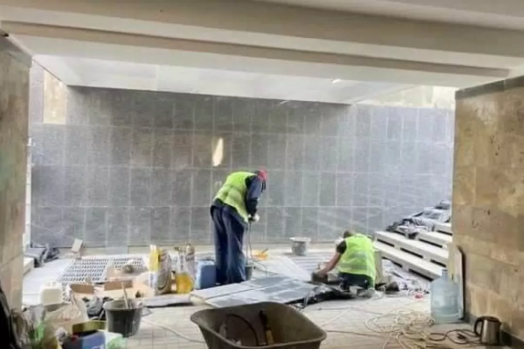 У переході біля &laquo;Університету&raquo; збивають автентичний камінь, щоби покласти гранітну плитку