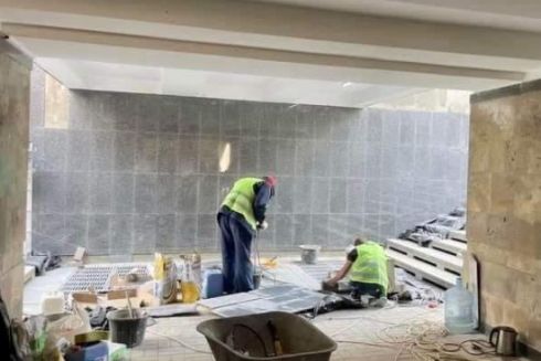 В переходе возле «Университета» сбивают аутентичный камень, чтобы положить гранитную плитку