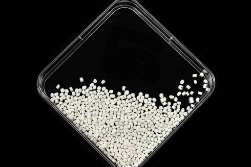 Ученые создали пластик, который не нуждается в переработке