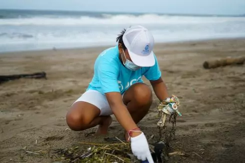 Ретро-сміття: на узбережжя Шотландії викинуло пластик 1960-х років із Канади
