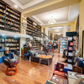У центрі Києва відновила роботу одна з найстаріших книгарень міста «Сяйво книги»