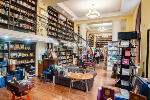 В центре Киева возобновил работу один из старейших книжных магазинов города «Сяйво книги»