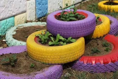 Фото: в Дарницком районе убрали старые автомобильные покрышки из дворов