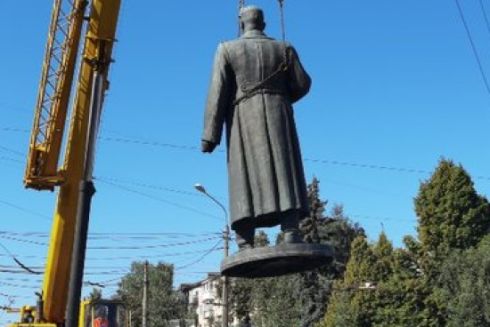 У Полтаві демонтували пам&rsquo;ятник радянському генералу Зигіну