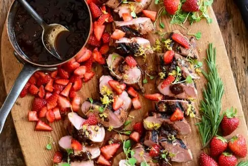 Солоні страви з полуницею: 7 рецептів із м'ясом, рибою та сиром