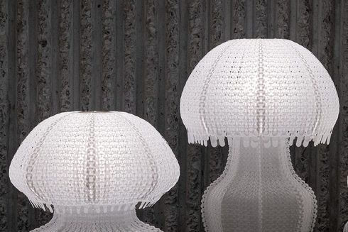 Дизайнер перетворює поліетиленове сміття на світильники-медузи