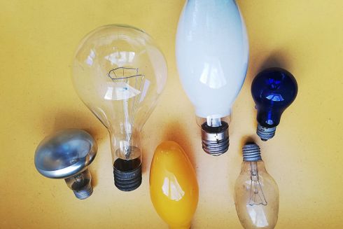 За 2 недели украинцы обменяли 5 миллионов ламп. Из самых уникальных «Укрпочта» может сделать музей: фото