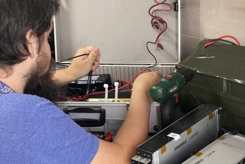 Львівський інженер створив потужні павербанки для військових: Можуть підживити навіть танк