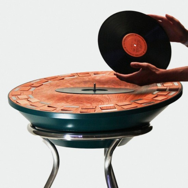 Дизайнерка створила кінетичний програвач, що «робить музику видимою»