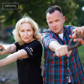 [:ru]Игры поколений: 56-летняя Гала и ее сын Максим играют в игры детства – стреляют из рогатки и сражаются в Counter Strike