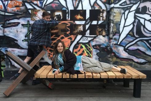 Киянка перетворює протитанкові їжаки на велопарковки та лавочки: фото