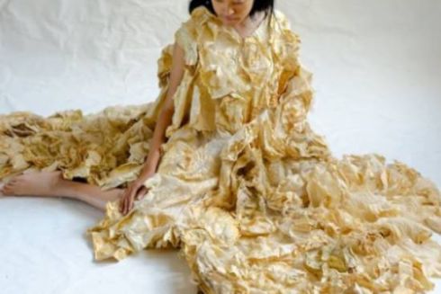 Украинская дизайнерка создала платье из льняного кружева и выращенных грибов