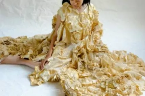 Украинская дизайнерка создала платье из льняного кружева и выращенных грибов