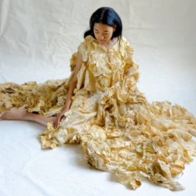 Українська дизайнерка створила сукню з лляного мережива та вирощених грибів