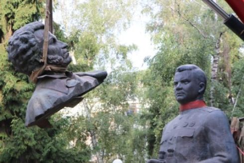 В Полтаве демонтировали памятники Пушкину и Ватутину