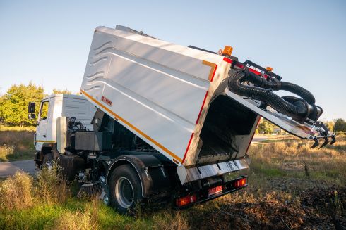 Українська компанія розробила дорожній пилосос: він чистить та миє вулиці, збирає листя