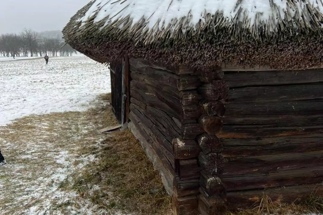 Фото: Уламки збитої ракети впали на територію Музею Пирогово у Києві