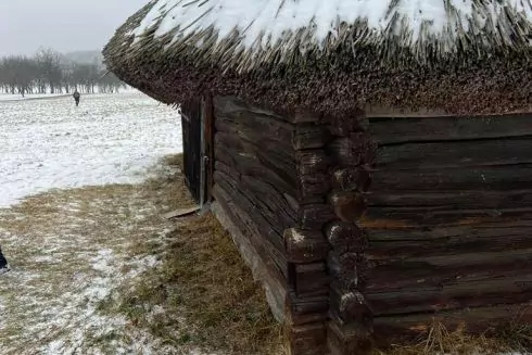 Фото: Уламки збитої ракети впали на територію Музею Пирогово у Києві