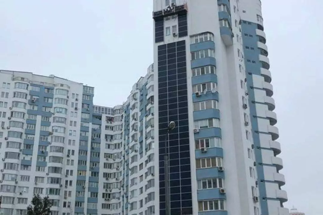 На Позняках многоэтажный дом облицовывают солнечными панелями