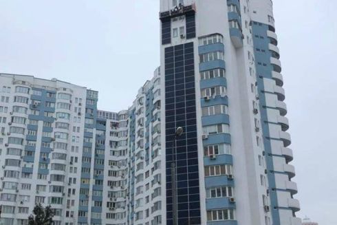 На Позняках багатоповерховий будинок облицьовують сонячними панелями