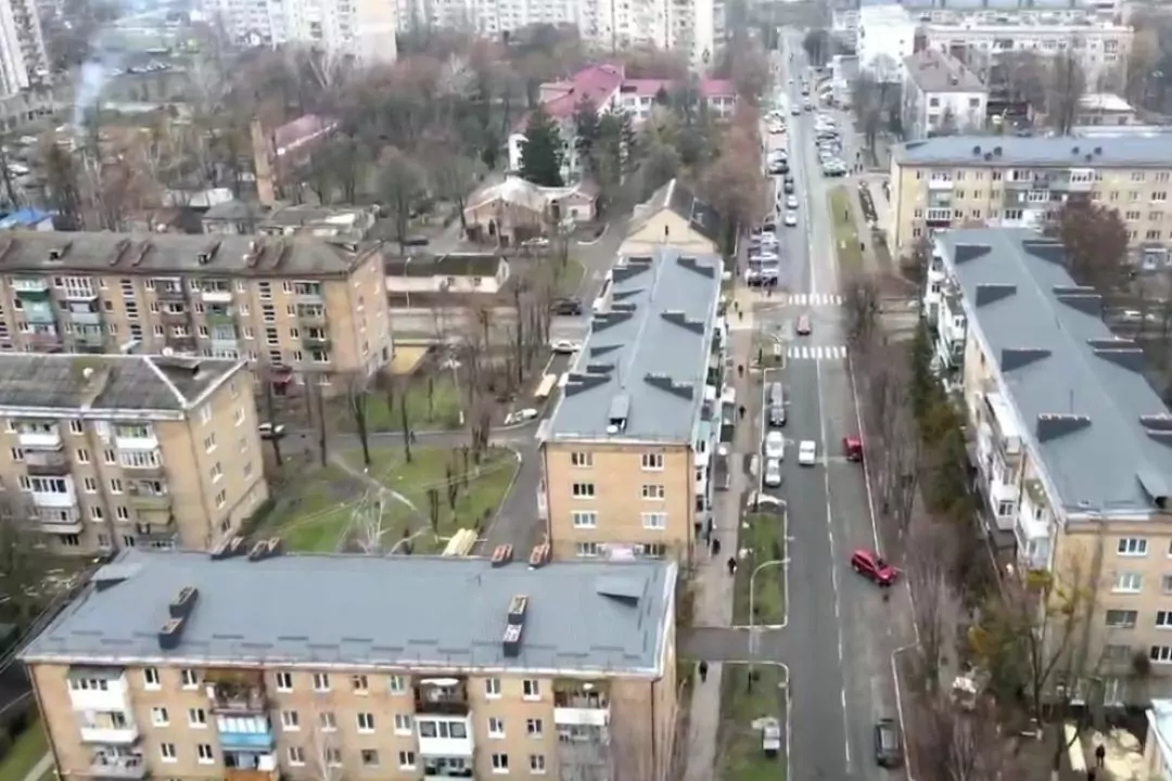 У Бучі замінили покрівлі всіх будинків на одній із вулиць