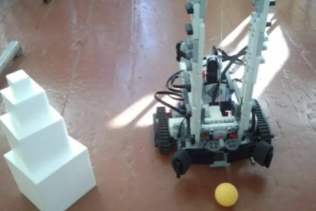 Школяр із Шостки створив із LEGO робота-комунальника та розробляє розміновувача