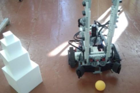 Школьник из Шостки создал из LEGO работа-коммунальщика и разрабатывает разминировщика