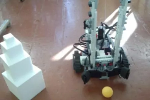 Школьник из Шостки создал из LEGO работа-коммунальщика и разрабатывает разминировщика