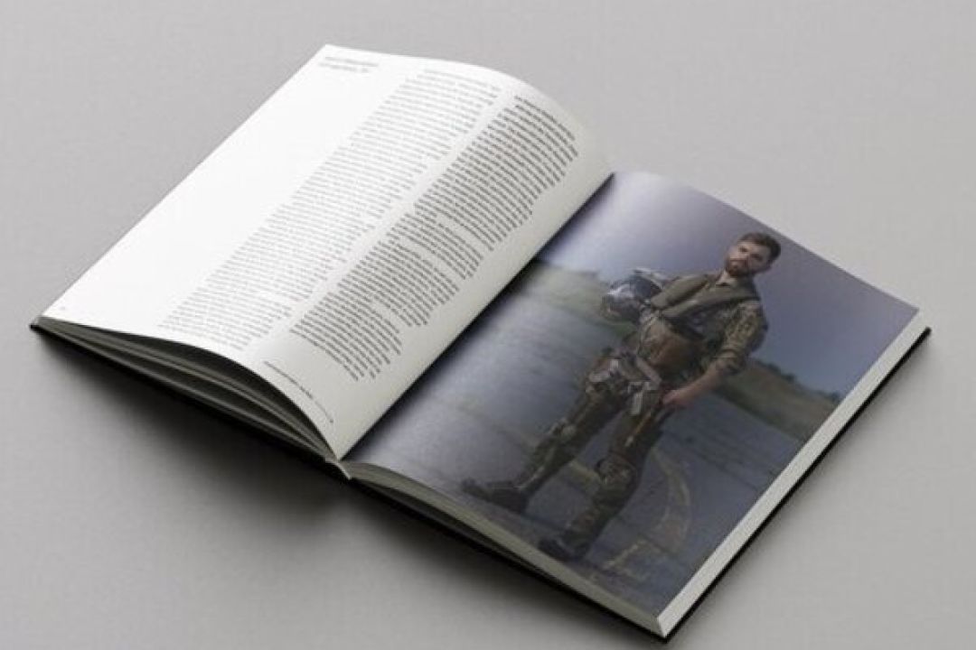 Saint Javelin і фотограф Саша Маслов випустили фотокнигу з історіями військових та волонтерів