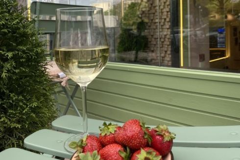 Кофе, вино и завтраки: недалеко от Дворца Спорта открыли кафе Rabbit Hole