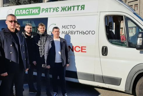 Волонтеры купили современный реанимобиль для ВСУ на собранные средства из 11 тонн пластика