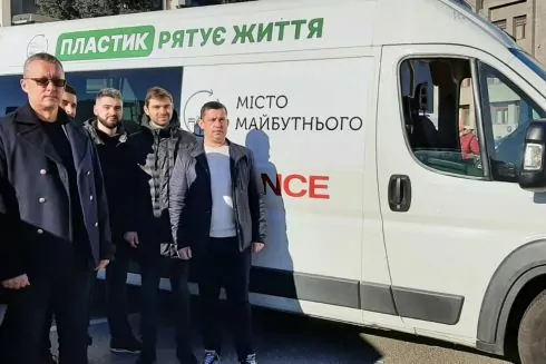 Волонтеры купили современный реанимобиль для ВСУ на собранные средства из 11 тонн пластика
