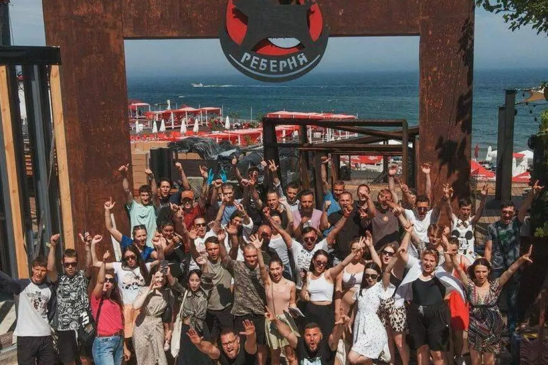 На пляже в Одессе открылась самая большая &laquo;Реберня&raquo; сети