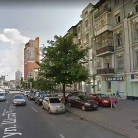 Центр Киева продолжают очищать от вывесок: как выглядят фасады зданий без рекламы