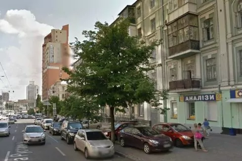 Центр Киева продолжают очищать от вывесок: как выглядят фасады зданий без рекламы