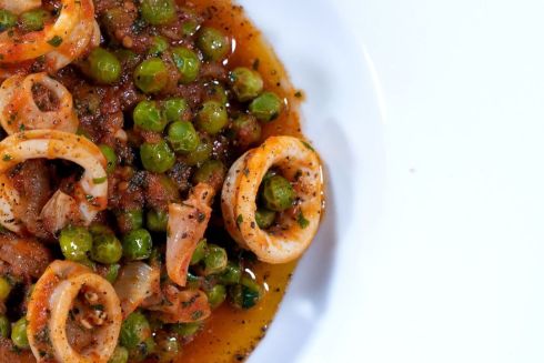 Как приготовить сочного кальмара с горошком